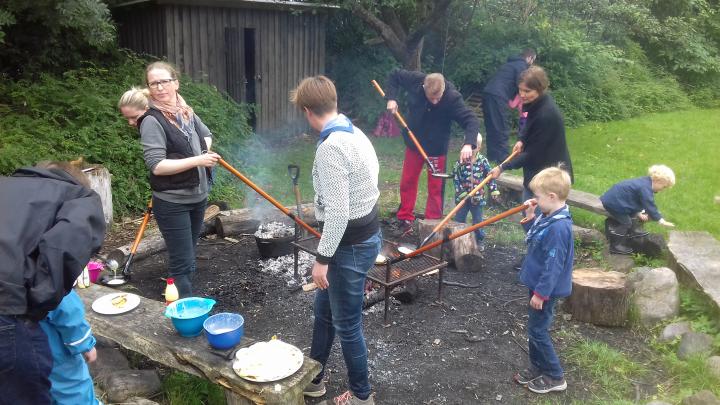 Familiespejderne laver pandekager over bål